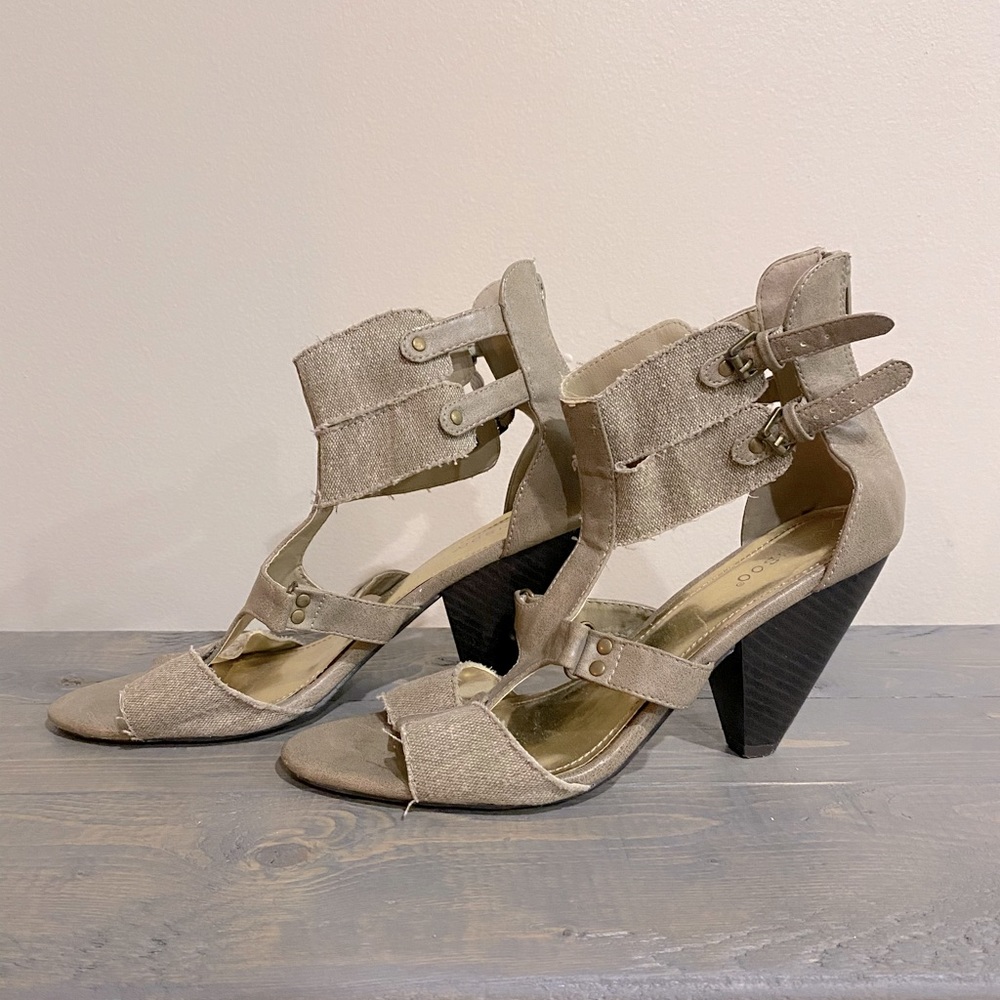 Like New Unique Tan cloth Heels